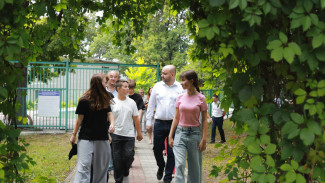 Самарский губернатор навестил детей из подшефного Снежного в пансионате «Звездный»