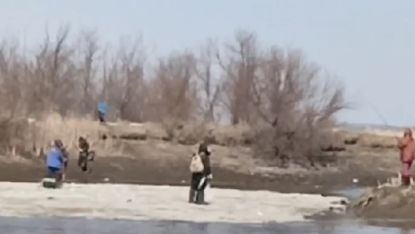 В Самарской области на видео попали терпящие бедствие на льдине рыбаки