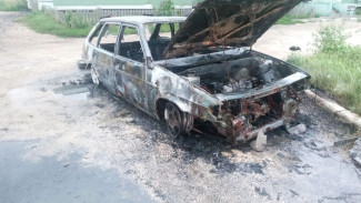 Появились кадры полностью выгоревшей машины под Самарой 31 июля