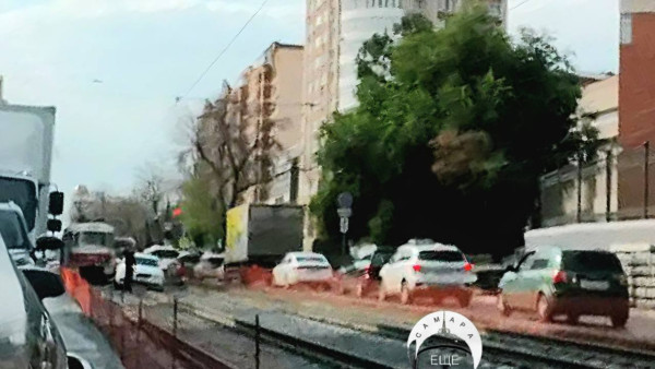 В Самаре из-за застрявшей на путях Skoda встало движение трамваев