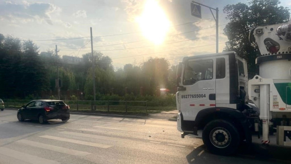 В Самаре грузовик протаранил легковушку: пострадала женщина
