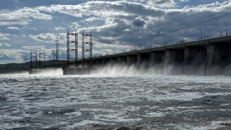 В шлюзе плотины Жигулевской ГЭС рухнула кабина подъемника с рабочим