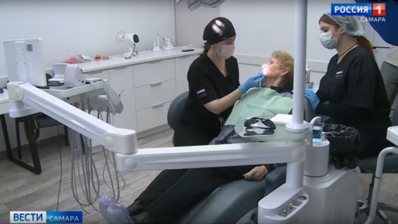 В Самаре 65-летней женщине сделали новые зубы после деформации десны