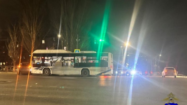 В Самаре пенсионерка на Renault нарушила правила и попала в ДТП с автобусом