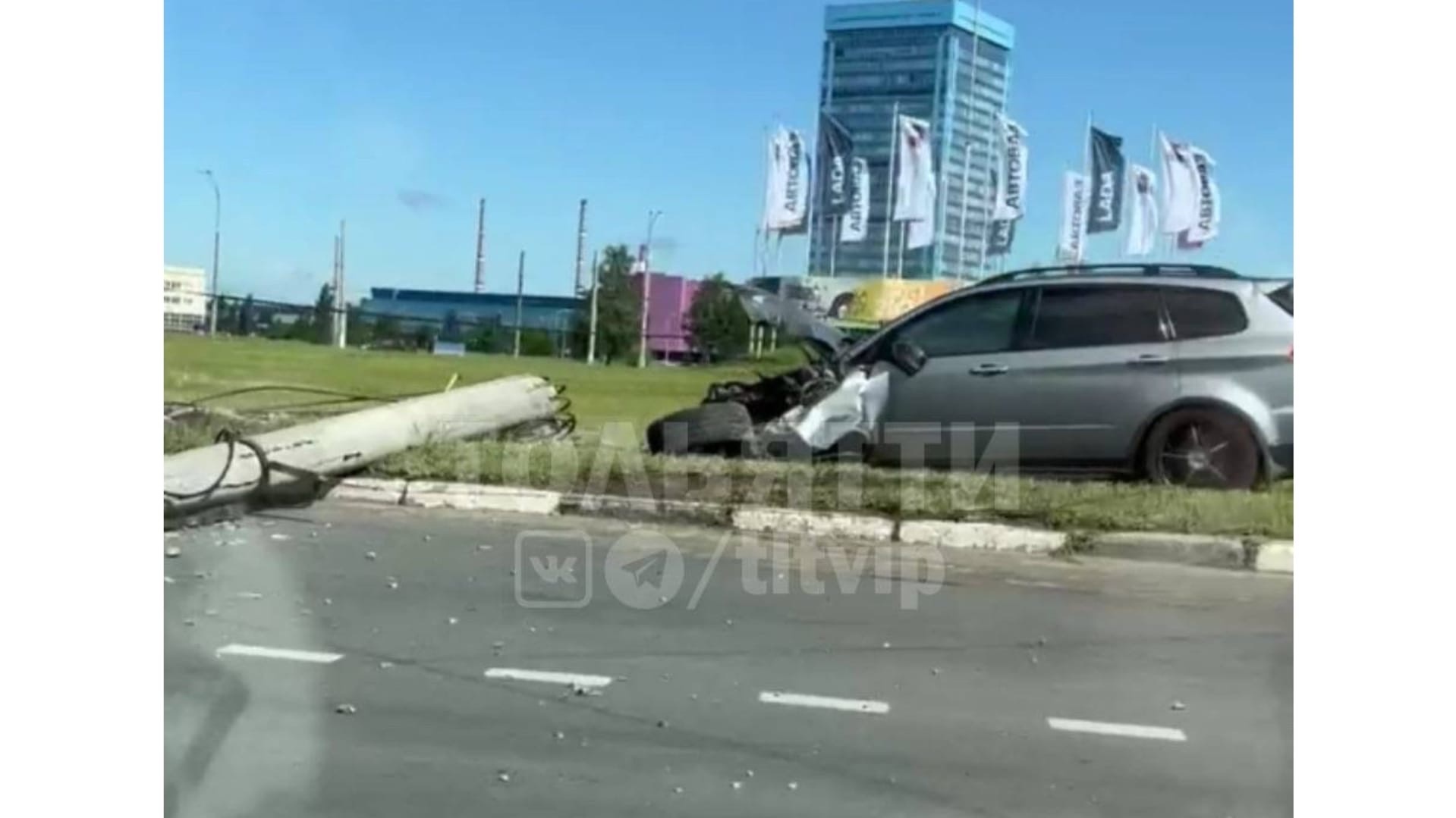 Въехала в столб и вылетела на газон: в Тольятти произошло серьезное ДТП –  Новости Самары и Самарской области – ГТРК Самара