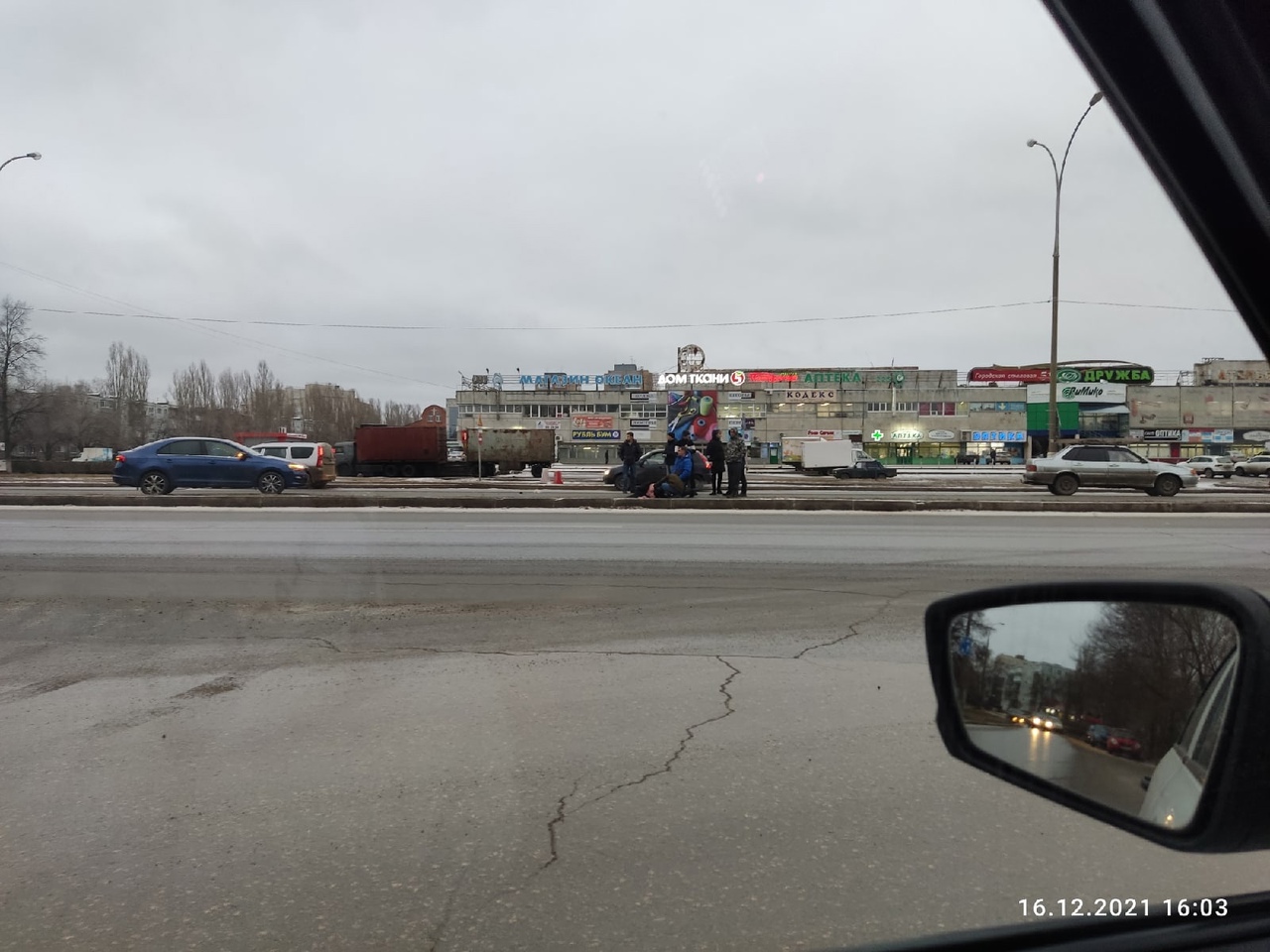 В Тольятти под колеса отечественного автомобиля попала пожилая женщина 16  декабря 2021 года – Новости Самары и Самарской области – ГТРК Самара