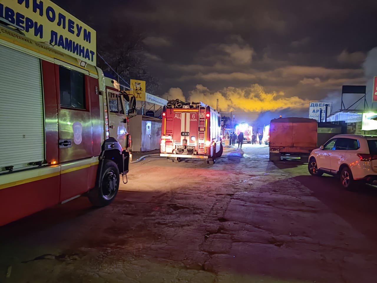 Пылающий Птичий рынок в Самаре тушили при помощи пожарного поезда – Новости  Самары и Самарской области – ГТРК Самара