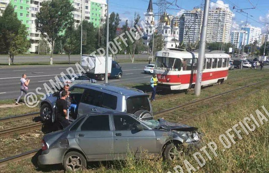 В ходе дтп столкнулось два автомобиля и трамвай пострадавших нет такая ситуация считается