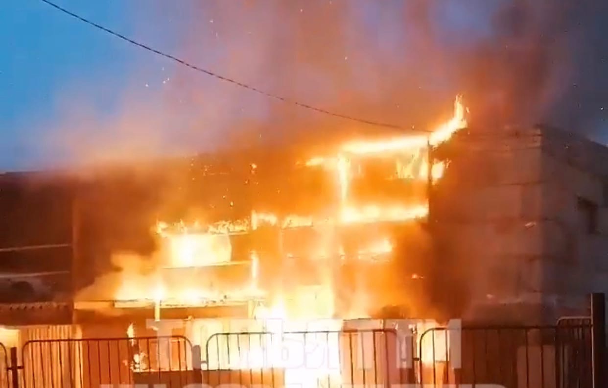 26 мая 2023 г. Тольятти Новозаводская пожар. Горящее здание. Пожар в городе. Огонь пожар.