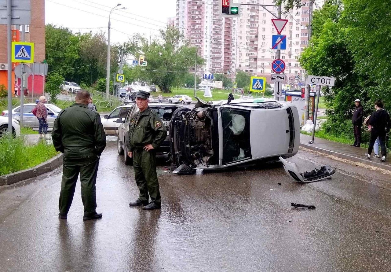 В Самаре 17 июня перекрыли улицу XXII Партсъезда из-за ДТП с перевертышем –  Новости Самары и Самарской области – ГТРК Самара