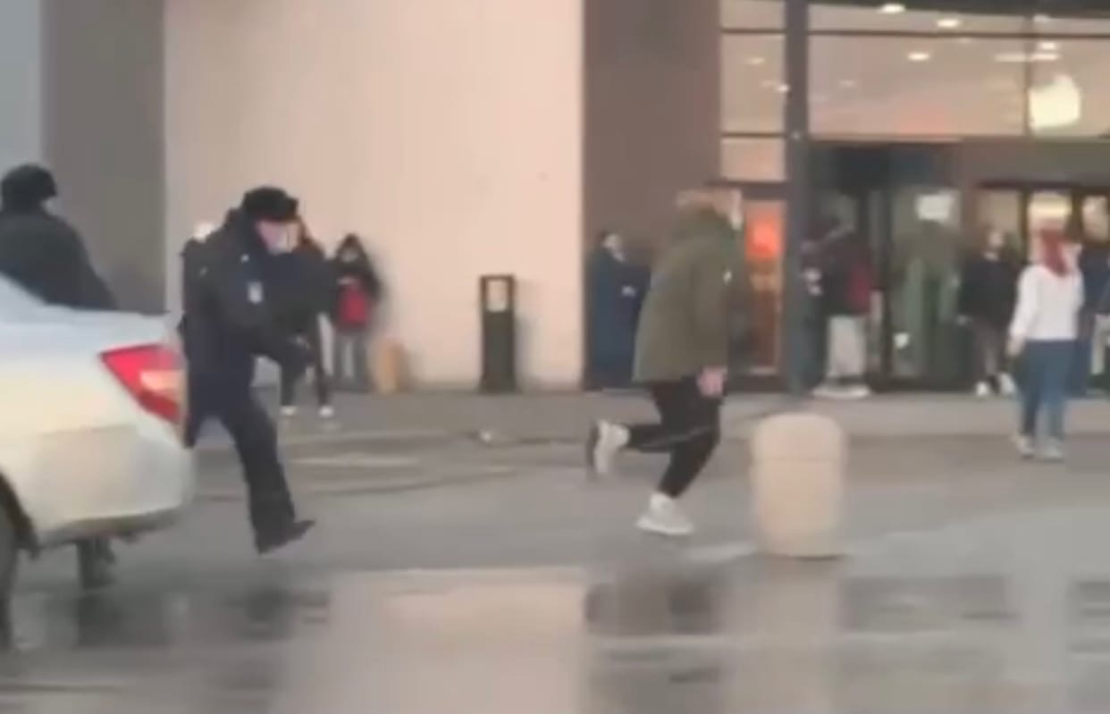 На видео попал момент. Побег от полиции. Человек уезжает от полиции. Парень с перевёрнутой полицией.