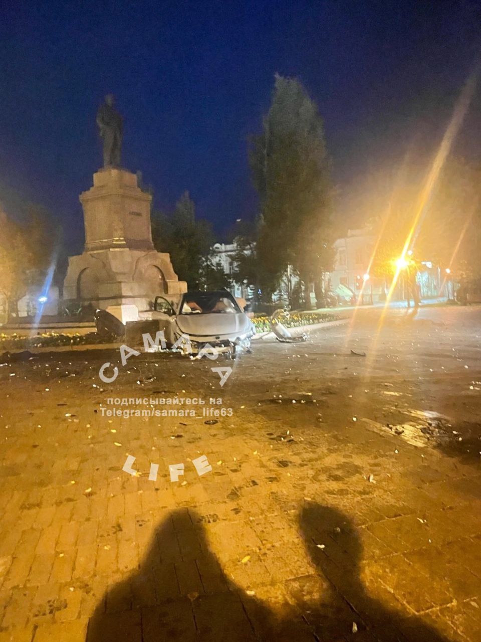 В Самаре Changan врезался в памятник Ленину на площади Революции |  28.06.2024 | Самара - БезФормата