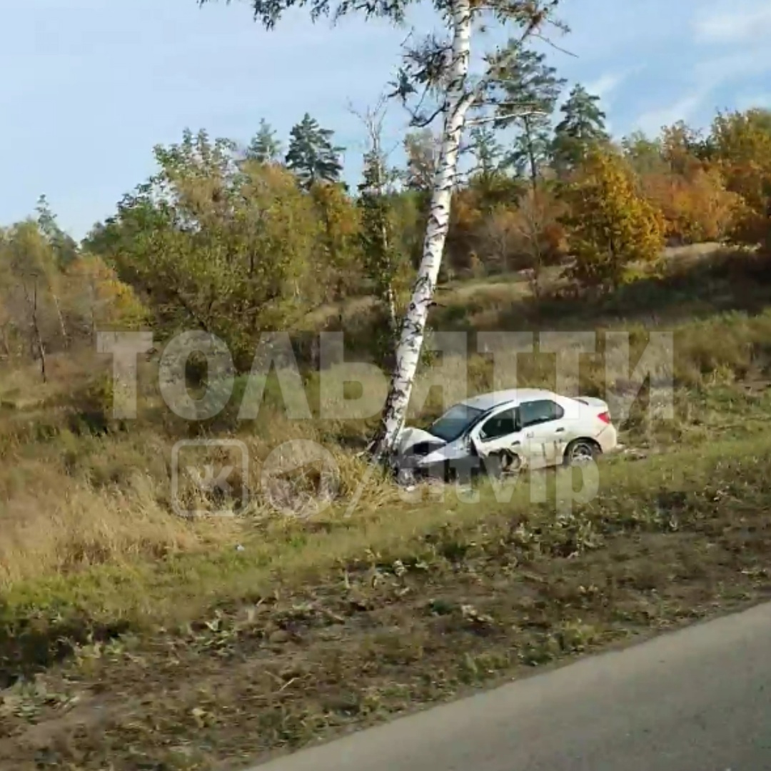 По дороге из Самары в Тольятти такси улетело с дороги и врезалось в дерево  – Новости Самары и Самарской области – ГТРК Самара