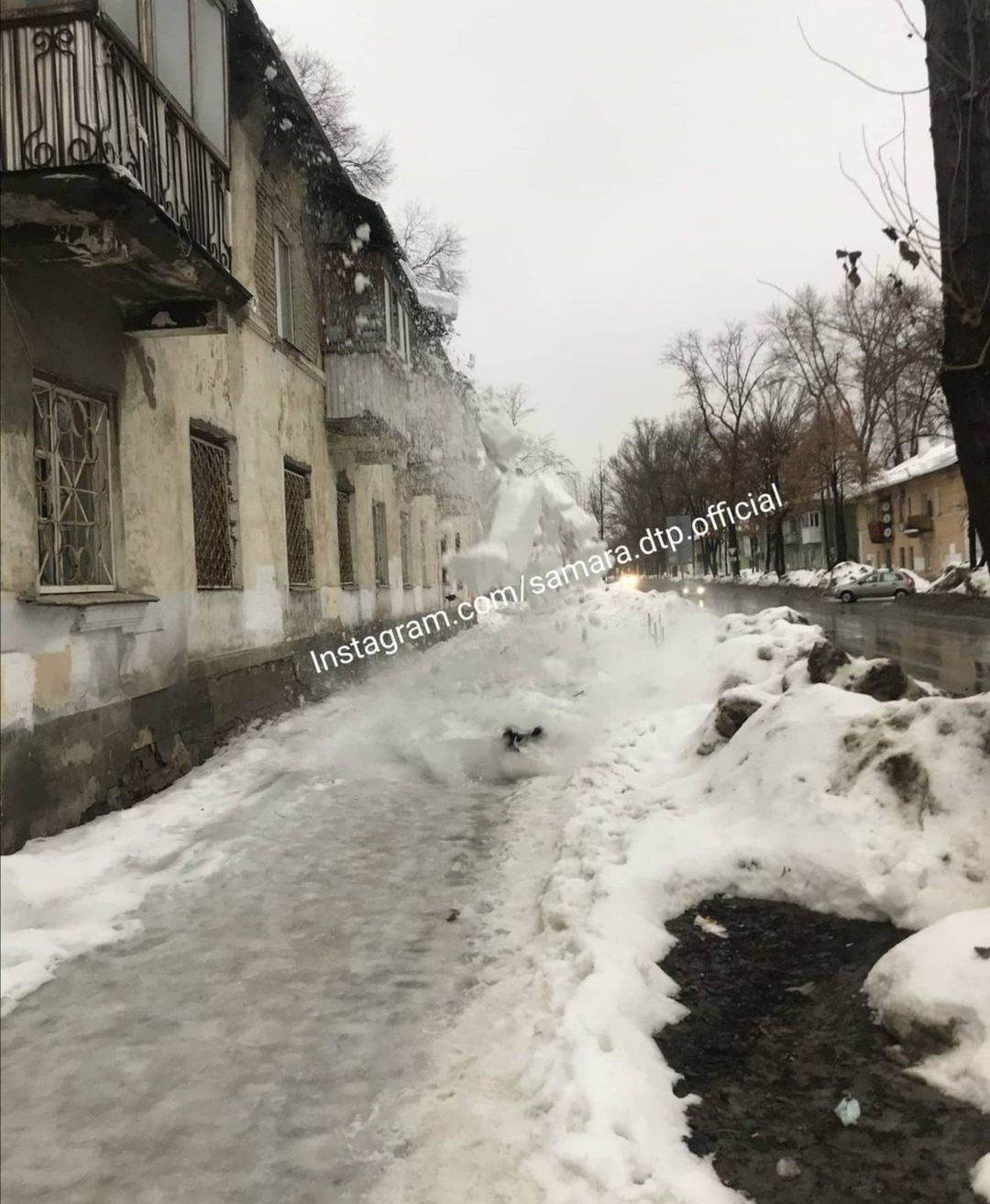 Жителей Самары повергли в шок гигантские снежные глыбы, падающие с крыши  дома на Краснодонской – Новости Самары и Самарской области – ГТРК Самара