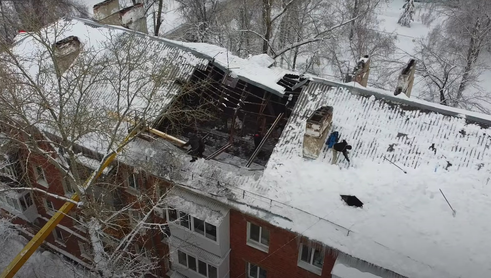 Появилось видео обрушившейся из-за снега крыши жилого дома в Самаре |  07.02.2022 | Самара - БезФормата