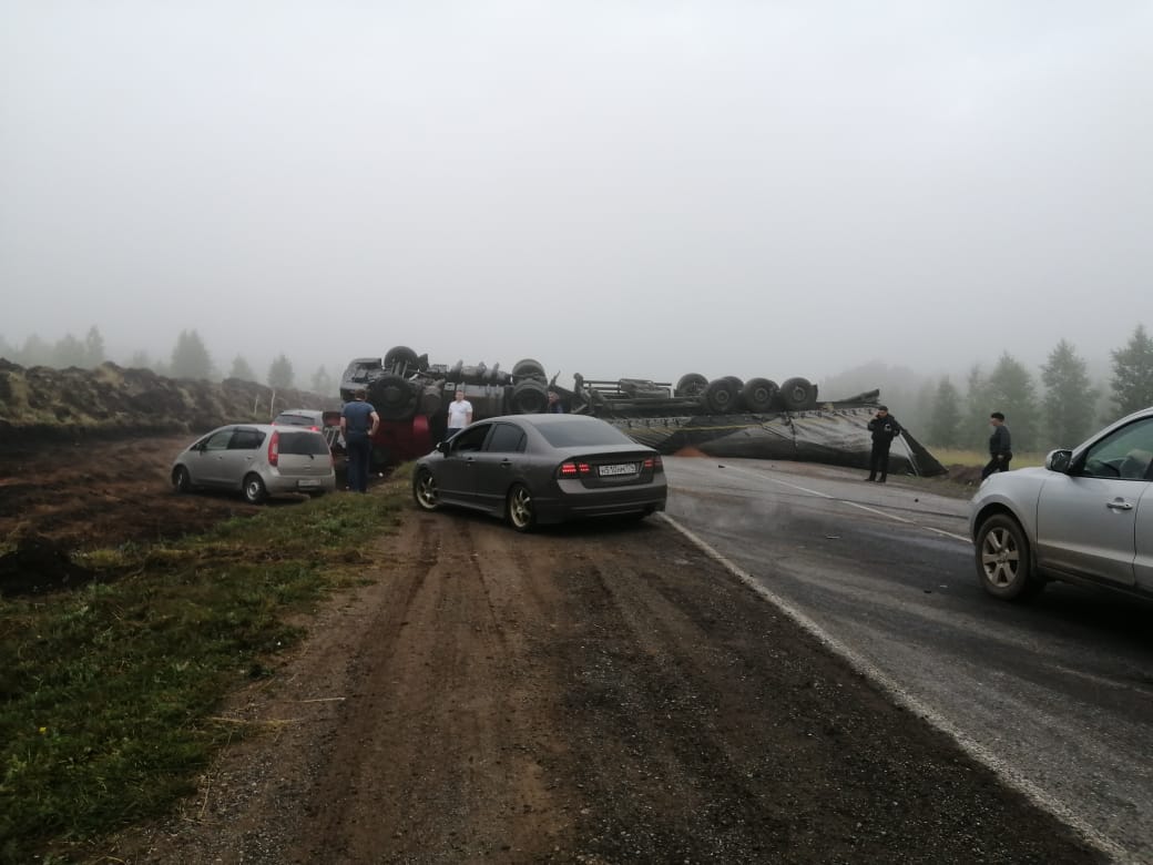 В Самарской области фура перевернулась на крышу и перекрыла трассу М5 –  Новости Самары и Самарской области – ГТРК Самара