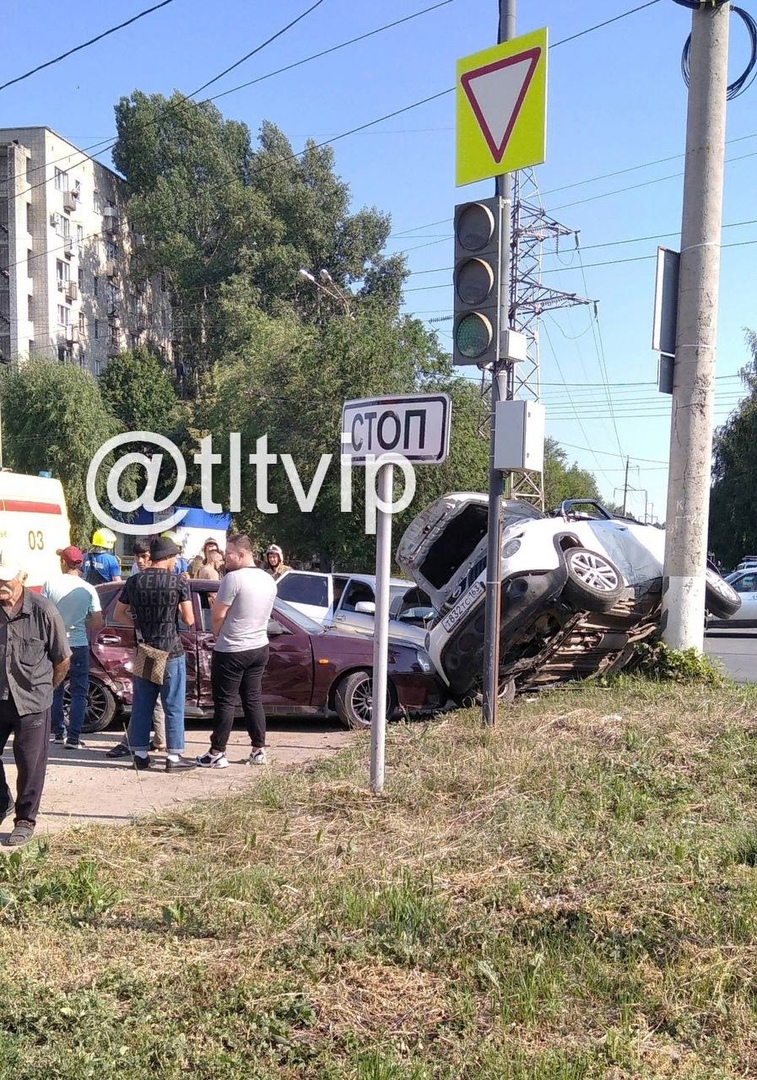 В Тольятти две Приоры насадили Жука на столб – Новости Самары и Самарской  области – ГТРК Самара