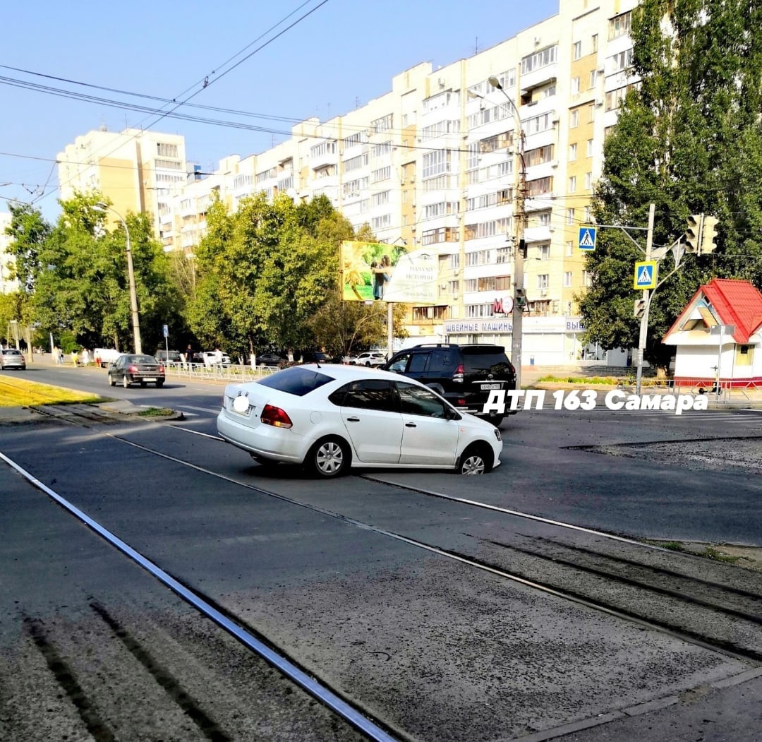 В Самаре Volkswagen Polo провалился под асфальт | 09.08.2022 | Самара -  БезФормата