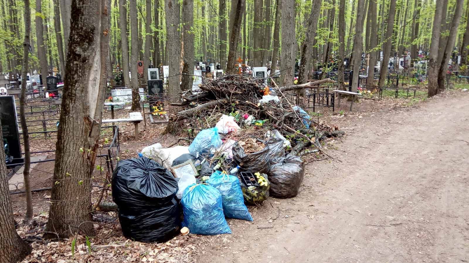 Девочка из самары на кладбище. Кладбище Мехзаводское Самара. Свалка мусора.