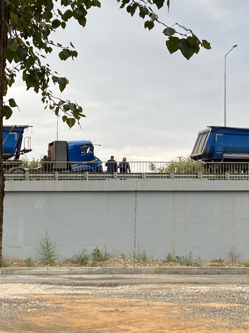 Мост м5. Мост в Тольятти на м5 провалился. М5 Тольятти Самара авария сейчас. Авария на м5 в Самарской области три КАМАЗА С прицепом на трассе.