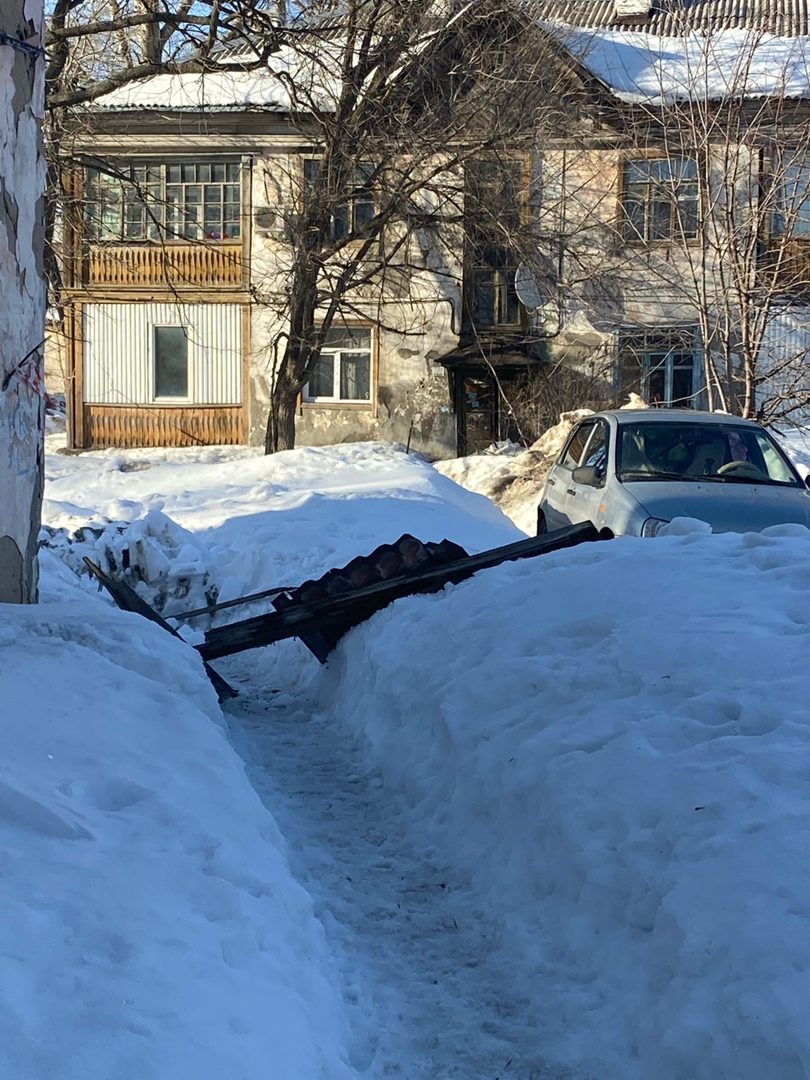 В Самаре снег с домов сходит вместе с крышей и дымоходами | 24.03.2022 |  Самара - БезФормата