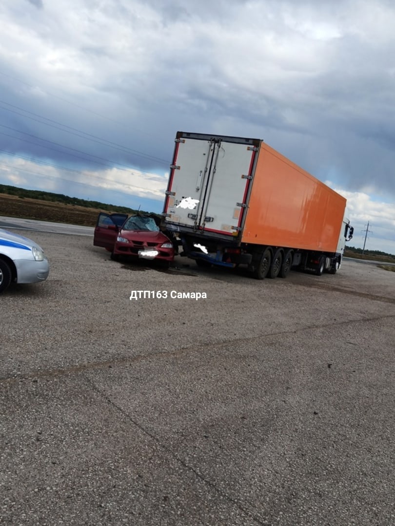 В Самарской области иномарка на полном ходу врезалась в фуру | 06.09.2021 |  Самара - БезФормата