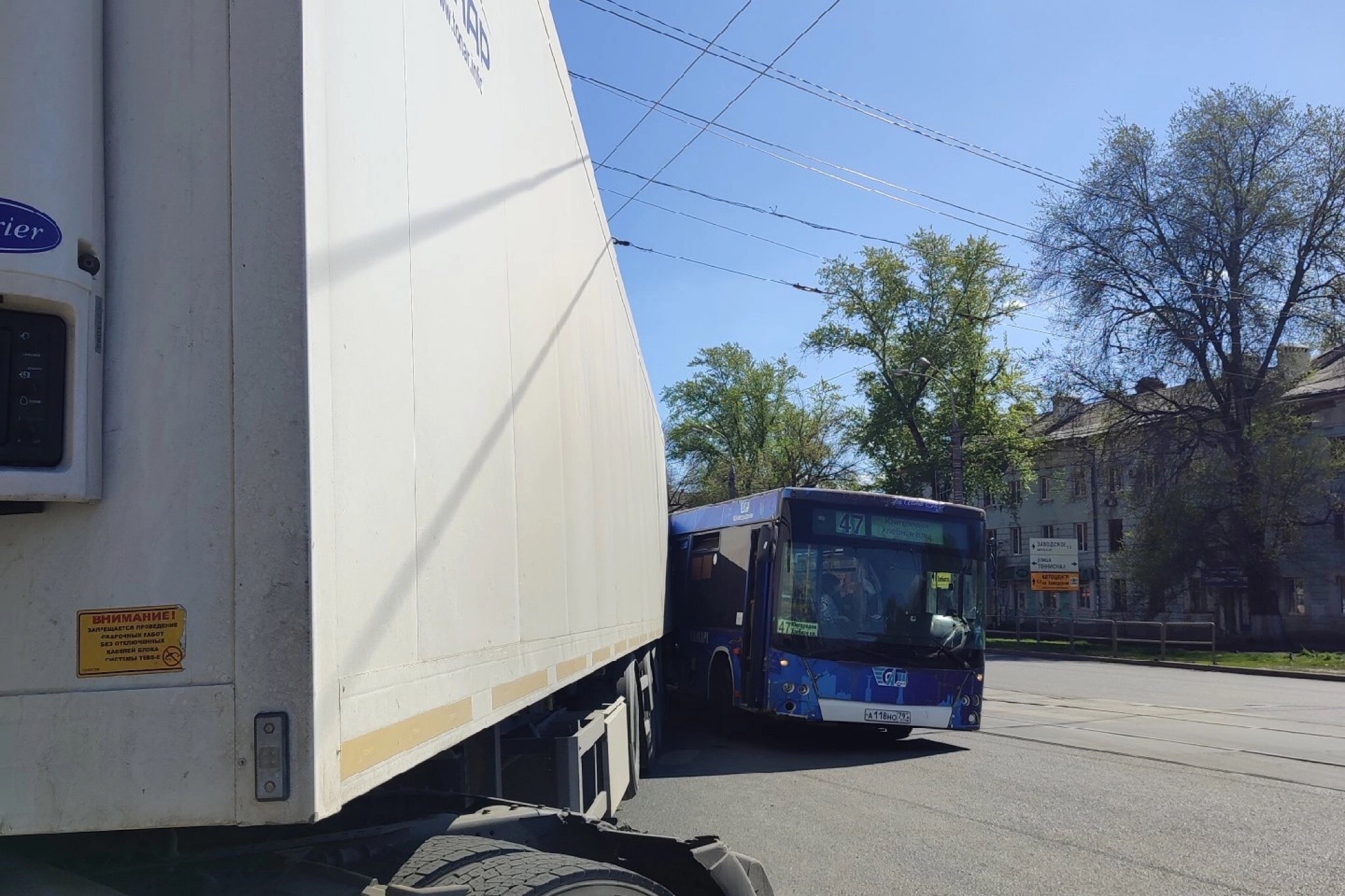 В Самаре на ул. Физкультурной автобус №47 с пассажирами столкнулся с  грузовиком – Новости Самары и Самарской области – ГТРК Самара