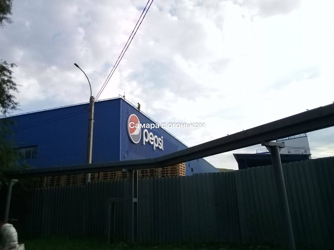 В Самаре демонтируют вывеску “Pepsi” с завода на Красной Глинке – Новости  Самары и Самарской области – ГТРК Самара