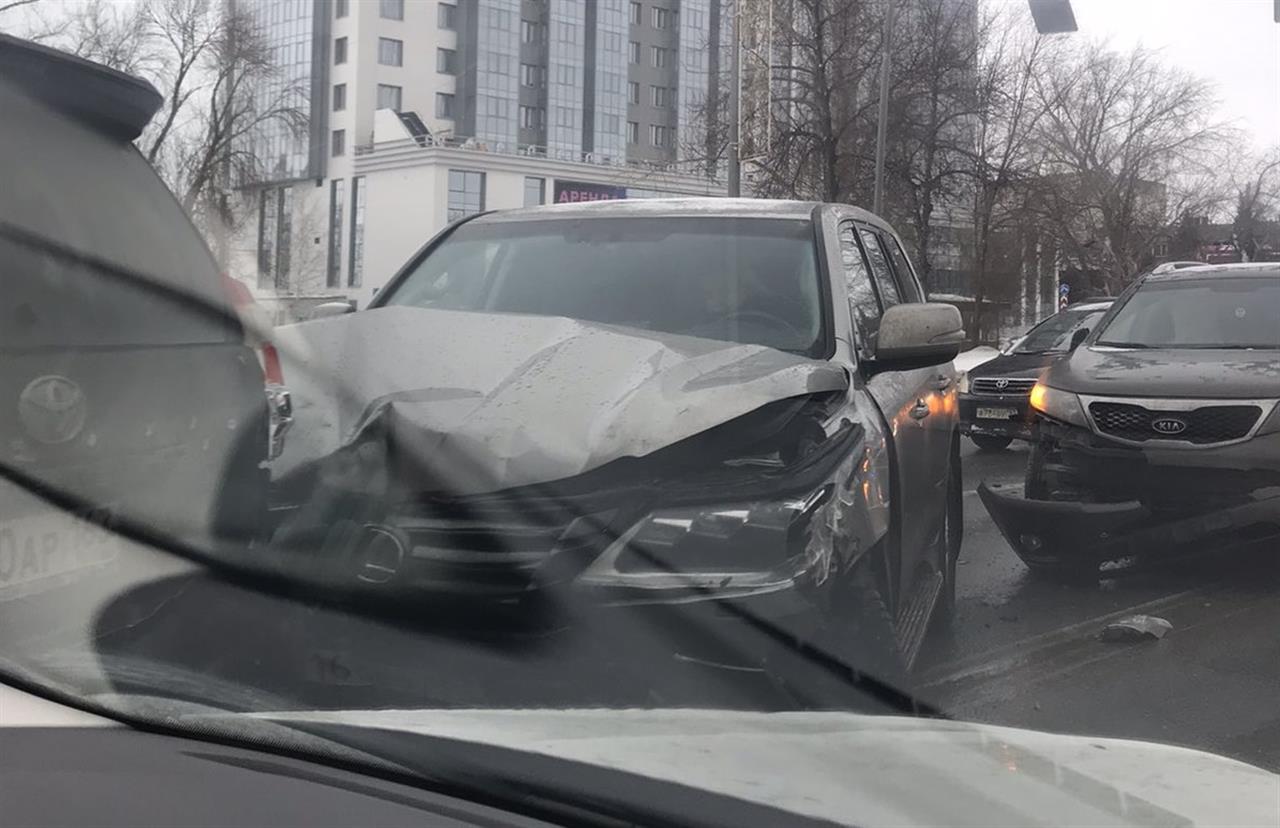 Что произошло в самаре вчера. Авария Самара Ново Садовая. Авария на Ново-садовой в Самаре сегодня. В крупной аварии на Ново-садовой в Самаре. Авария на звезде Самара сегодня.