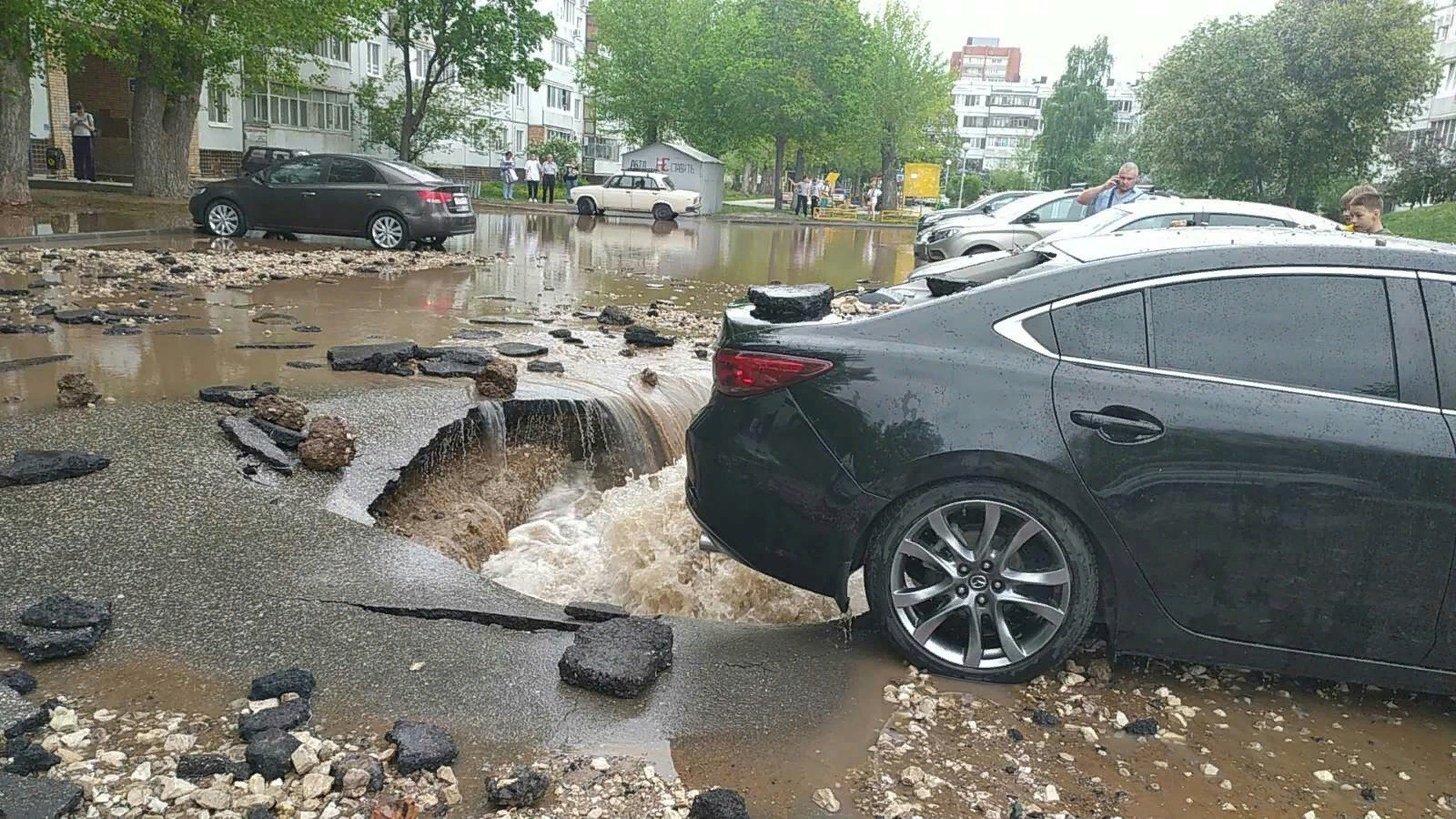 Прорвало трубу на ленинском проспекте