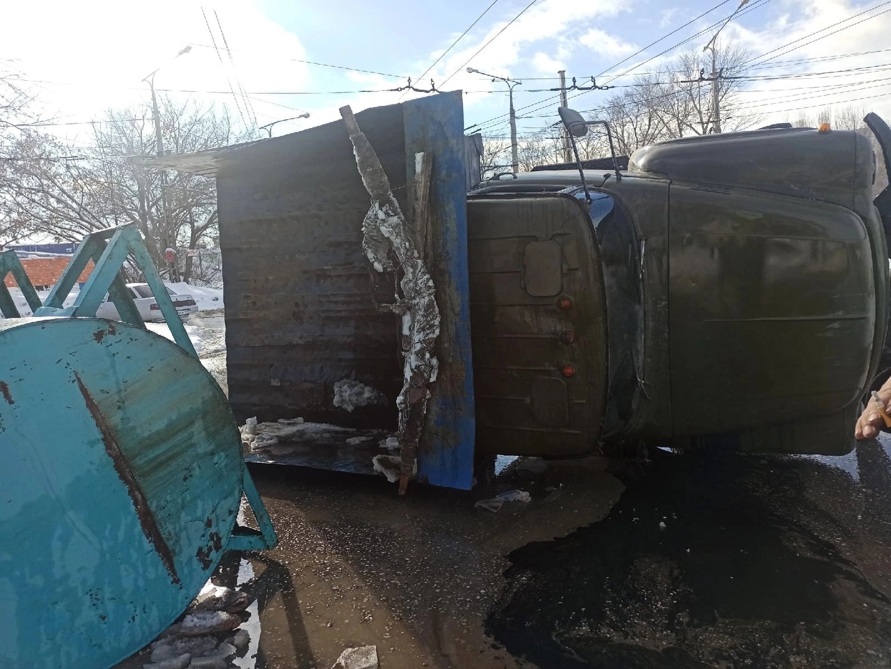 Разлилось по дороге и воняло»: в Тольятти перевернулась ассенизаторская  машина – Новости Самары и Самарской области – ГТРК Самара