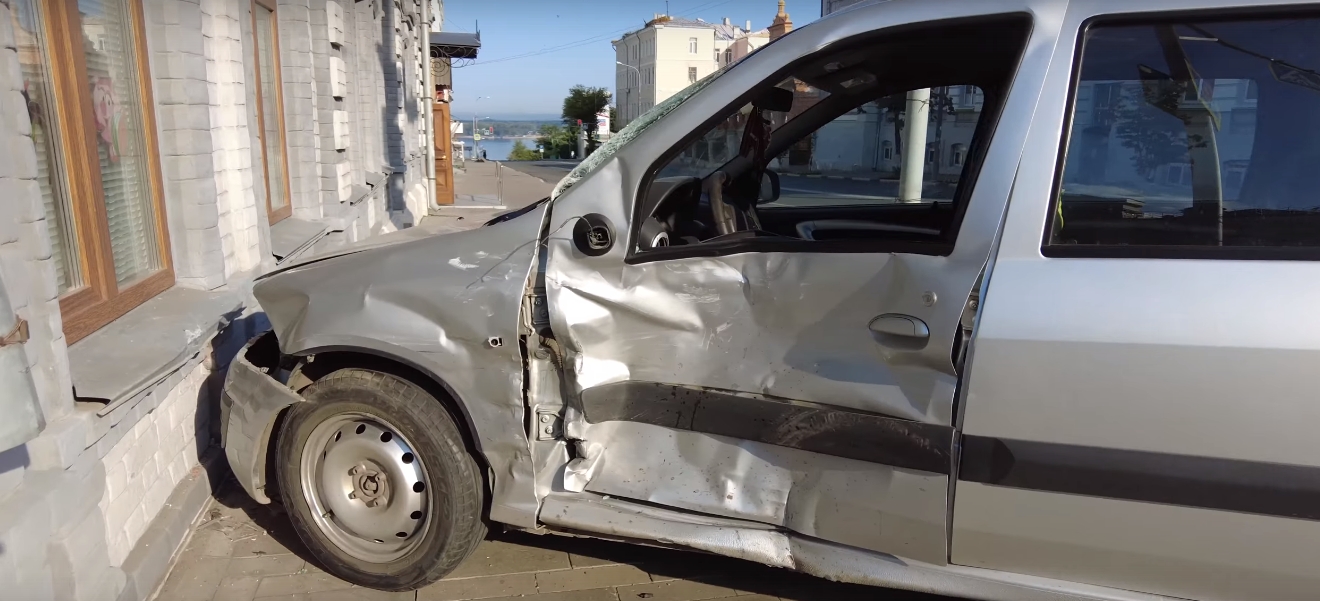 В Самаре на ул. Фрунзе Chevrolet Niva перевернулась, Renault Logan влетел в  памятник архитектуры | 10.07.2022 | Самара - БезФормата