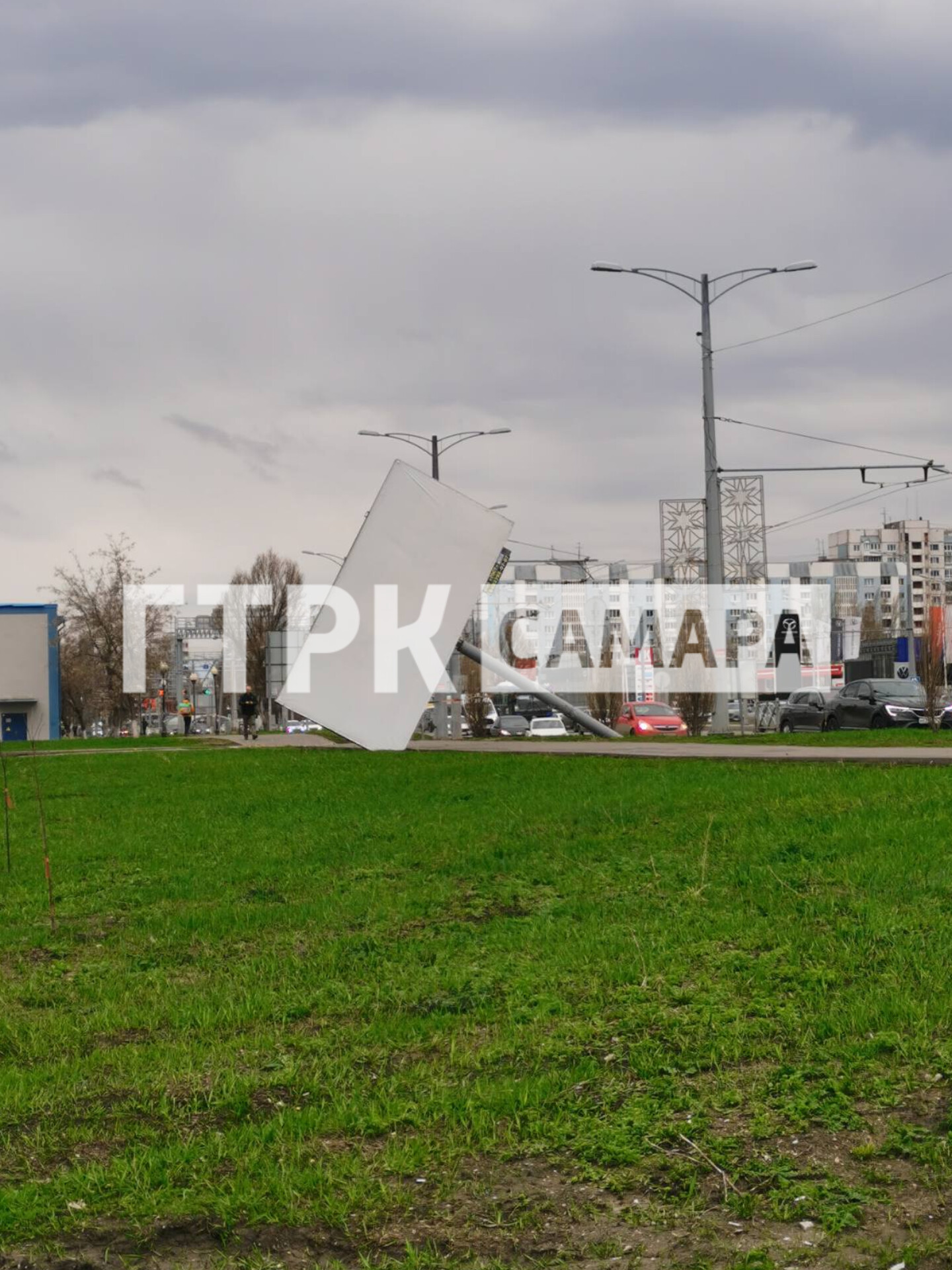 В Самаре на Московском шоссе рухнула огромная рекламная конструкция –  Новости Самары и Самарской области – ГТРК Самара