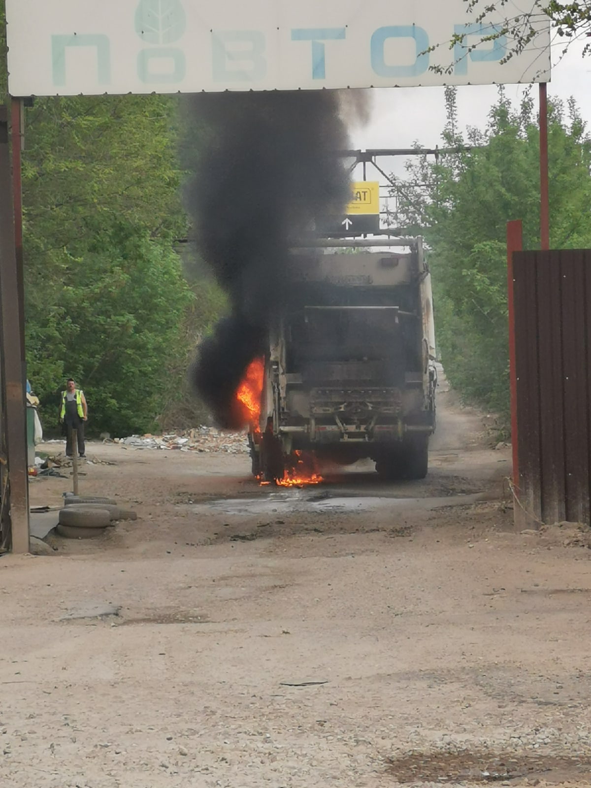 В Тольятти загорелся мусоровоз, скапливаются очевидцы, слышны хлопки –  Новости Самары и Самарской области – ГТРК Самара