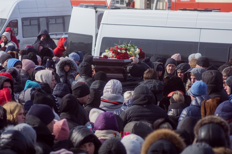 События 17 апреля. Самара похороны погибших. В Самаре простились с погибшими. Прощание с погибшими в Самарской области. Похороны погибших в автокатастрофе.