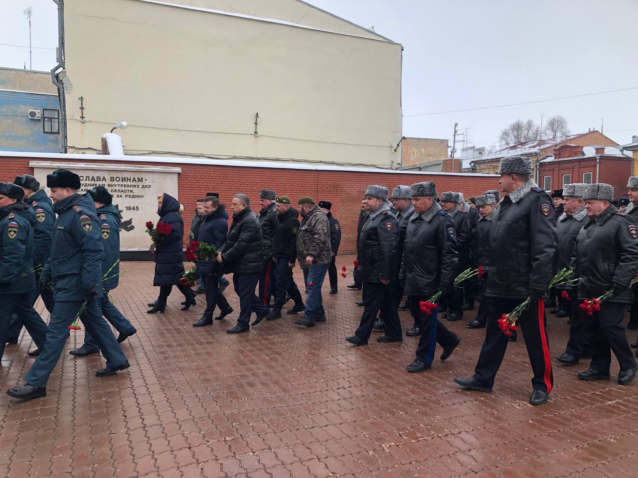 В Самаре 10 февраля 2023 года почтили память погибших при пожаре в здании  ГУВД – Новости Самары и Самарской области – ГТРК Самара