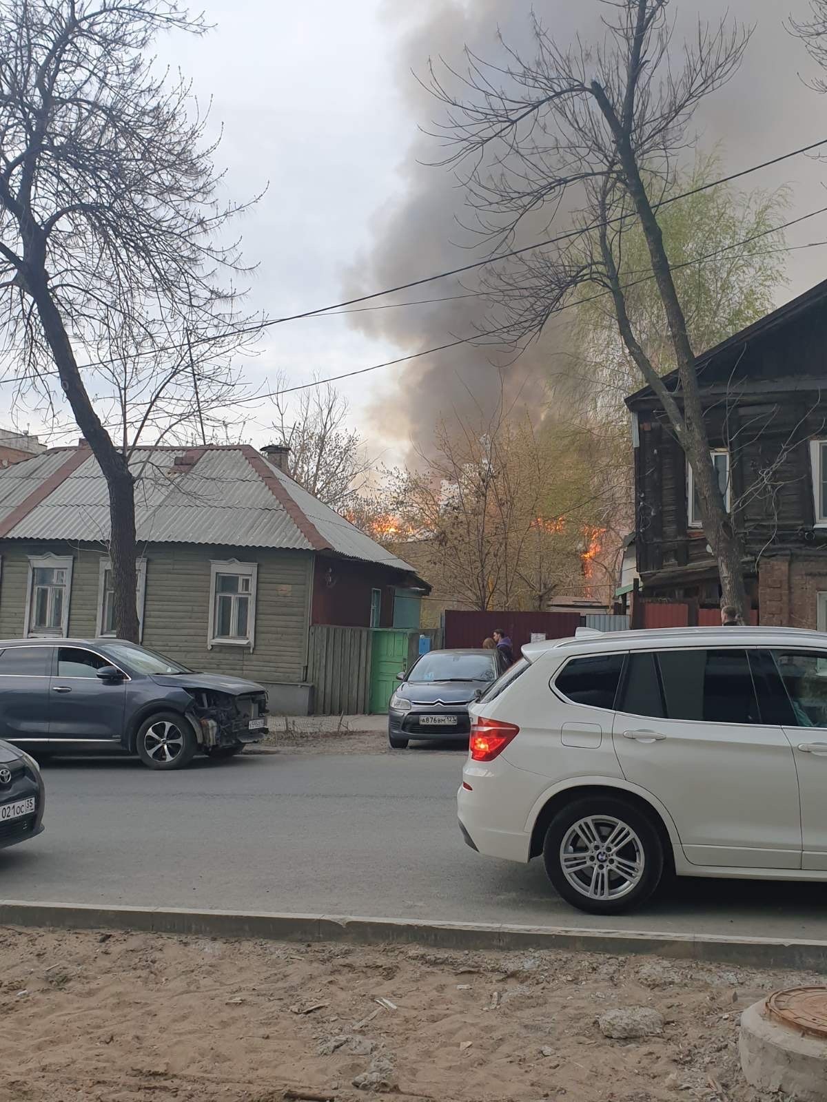 Самара тонет в дыму: на Галактионовской горят два дома | 18.04.2023 |  Самара - БезФормата