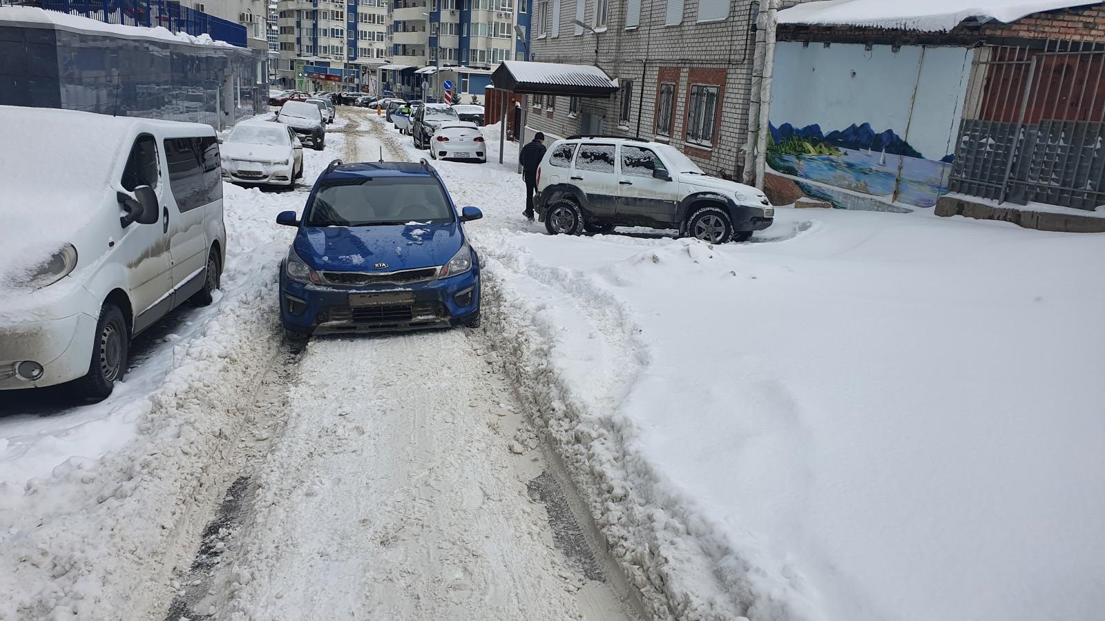 В Самаре мужчина поскользнулся на дороге и угодил под машину – Новости  Самары и Самарской области – ГТРК Самара