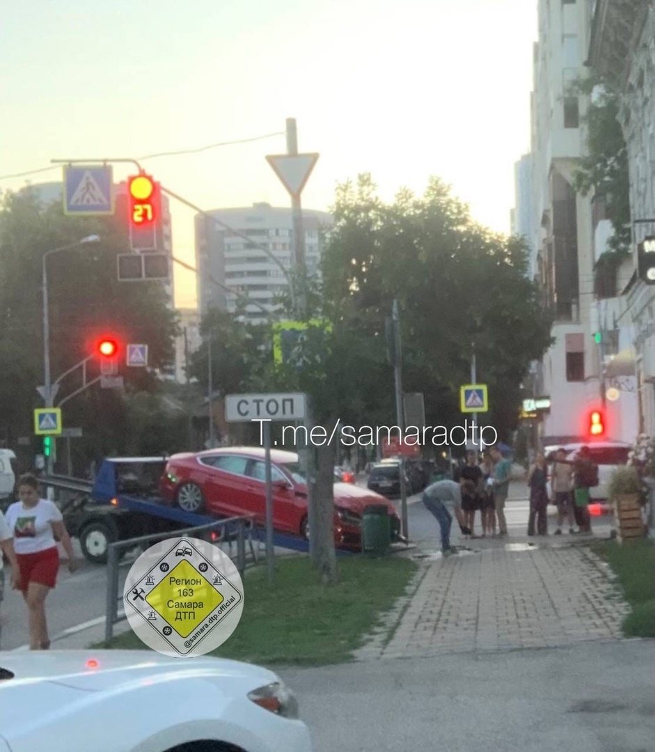 В Самаре красная «Ауди» врезалась в цветочный магазин | 02.08.2022 | Самара  - БезФормата