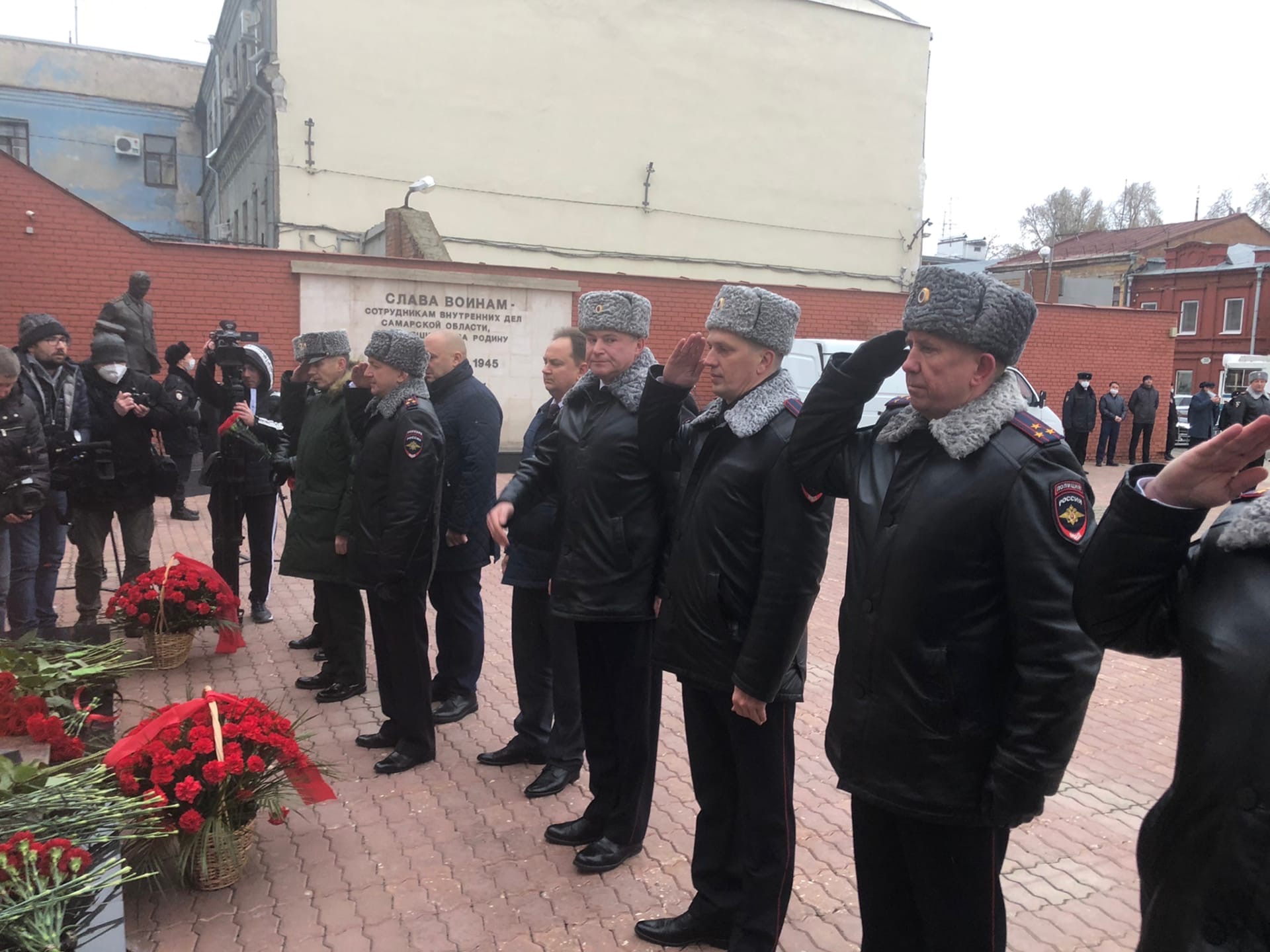 Что будет 10 ноября. Дня сотрудников органов внутренних дел в Самаре. Самара 10 02 2022 года день памяти погибших милиционеров. Памятники погибшим ветеранам. 10 Ноября день сотрудника ОВД.