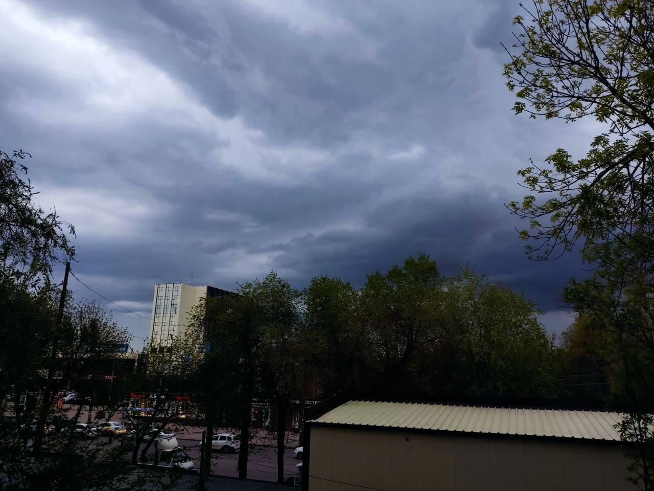 Небо самара. Небо перед грозой. Небо перед грозой в городе. Город перед грозой.