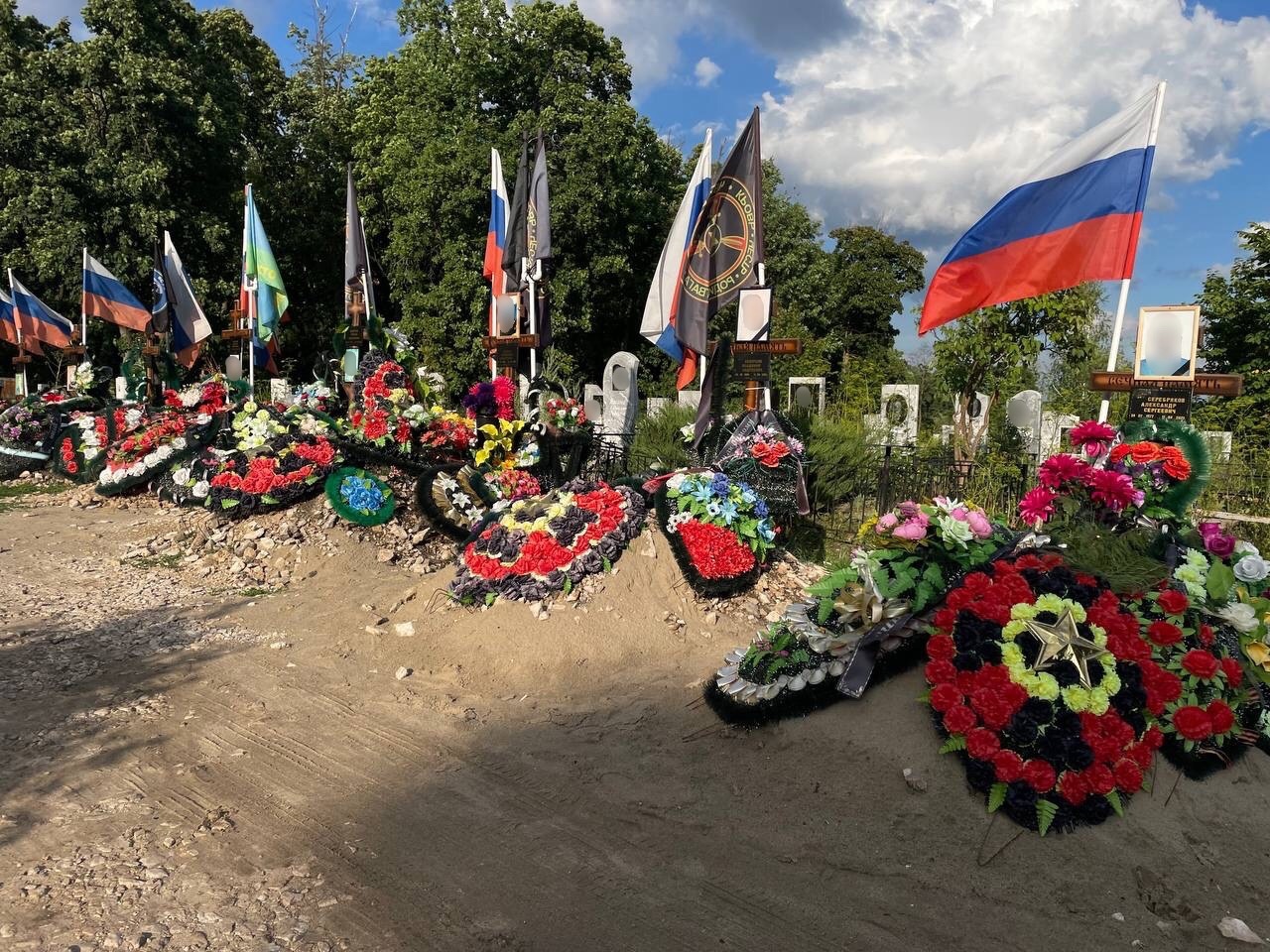 Под Самарой нашли армейскую аллею с могилами ЧВК «Вагнер» на кладбище –  Новости Самары и Самарской области – ГТРК Самара