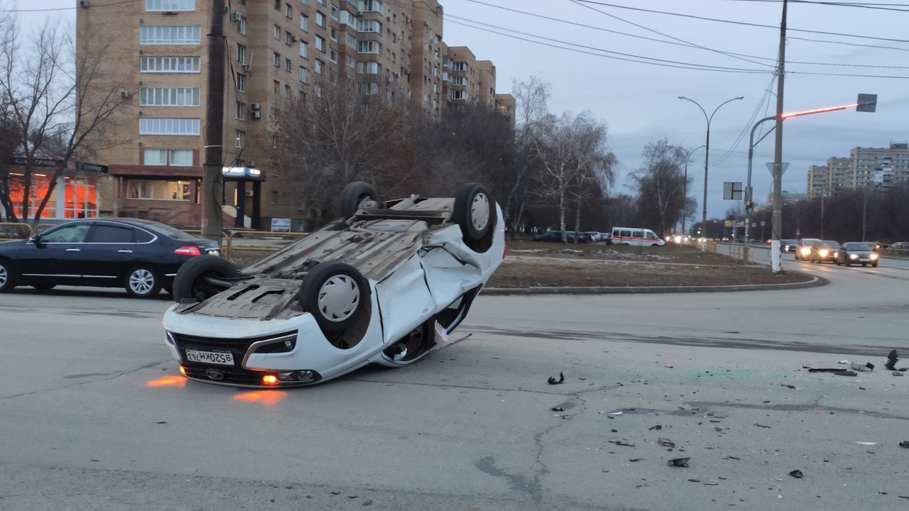 В Тольятти после столкновения автомобиль приземлился на крышу – Новости  Самары и Самарской области – ГТРК Самара