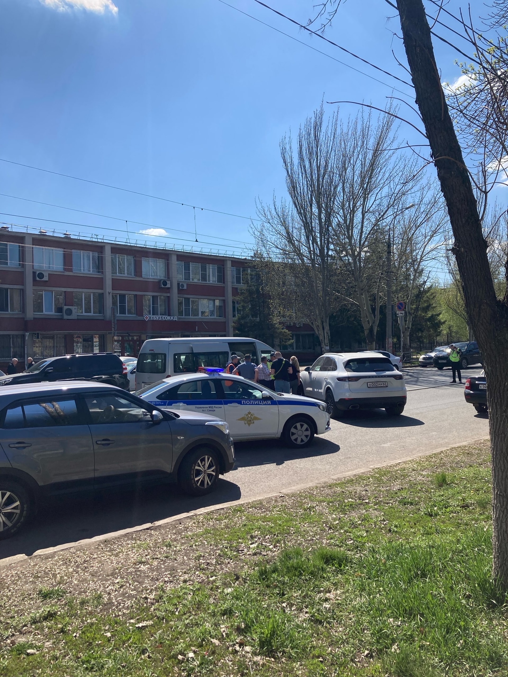 В Самаре у кардиоцентра на Аэродромной водители иномарок спровоцировали  пробку 24 апреля – Новости Самары и Самарской области – ГТРК Самара