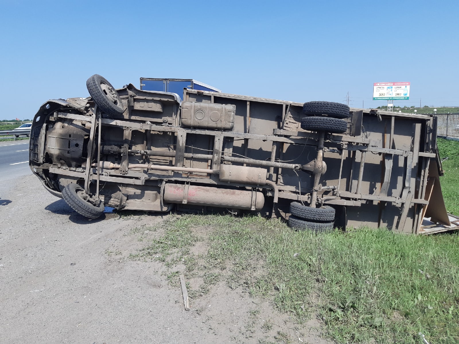 В Тольятти на Обводном шоссе автомобиль завалился на бок – Новости Самары и  Самарской области – ГТРК Самара