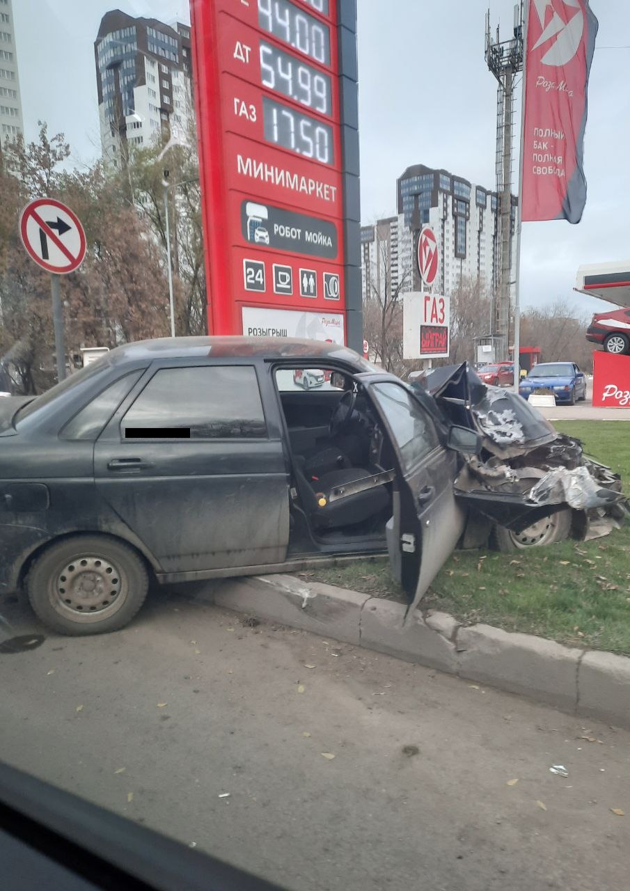 В Самаре на улице Советской Армии автомобиль въехал в АЗС – Новости Самары  и Самарской области – ГТРК Самара