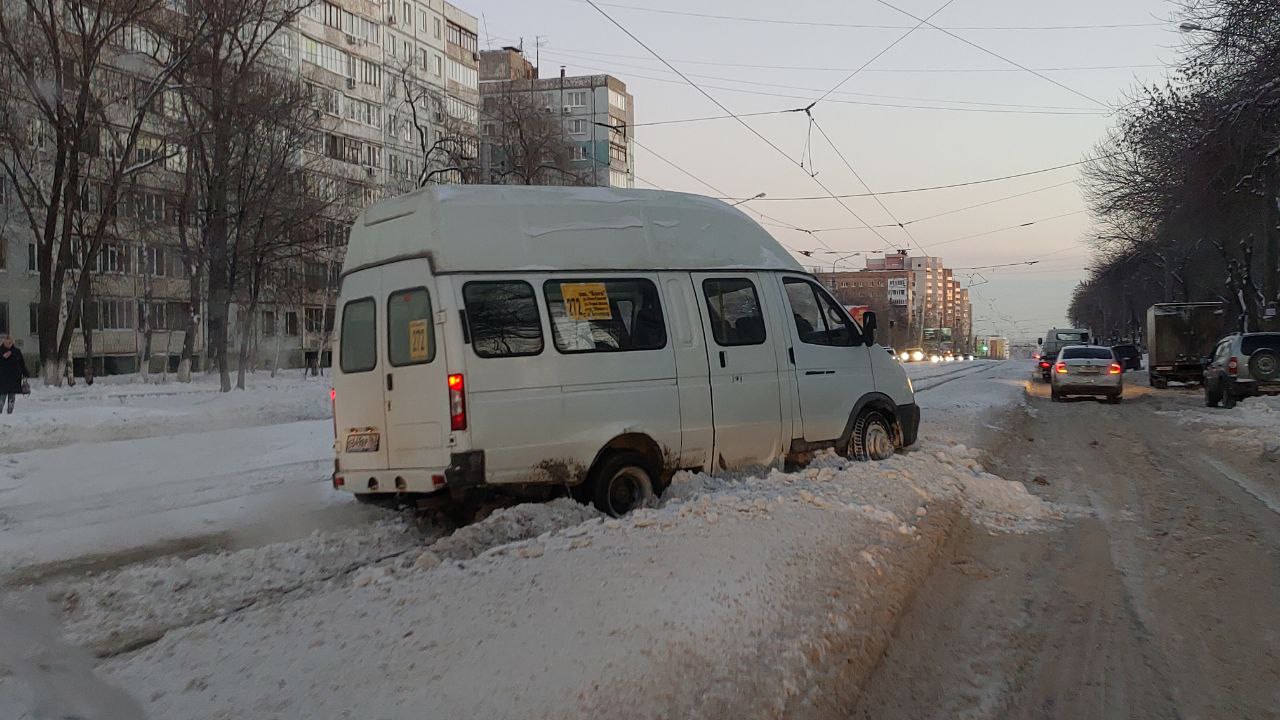 В Самаре маршрутка попала в снежный плен 26 декабря – Новости Самары и  Самарской области – ГТРК Самара