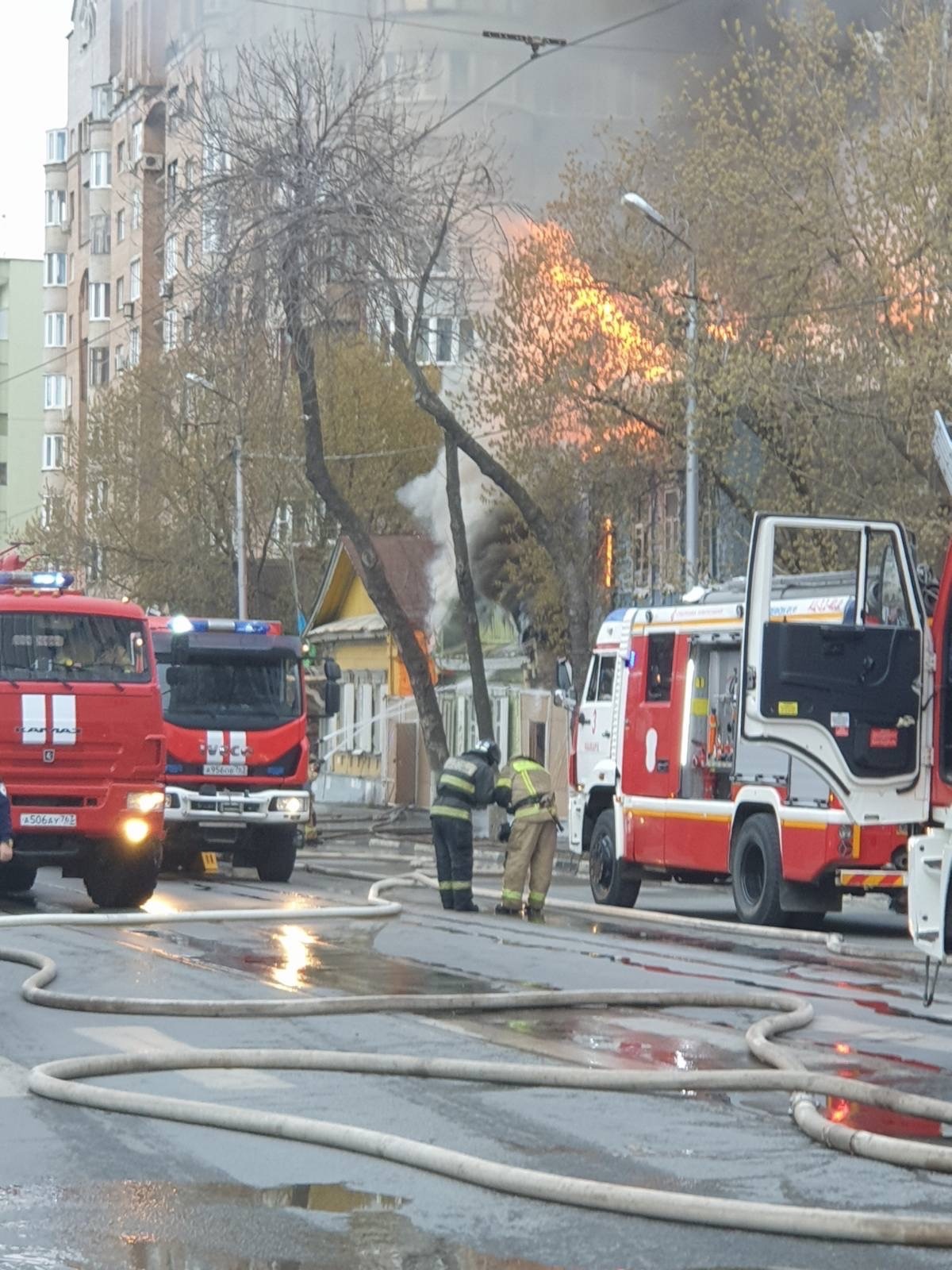 Самара тонет в дыму: на Галактионовской горят два дома | 18.04.2023 | Самара  - БезФормата