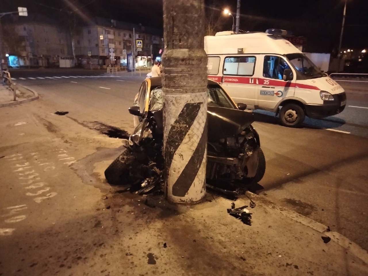 В Тольятти каршеринговый автомобиль впечатался в столб | 01.05.2021 | Самара  - БезФормата