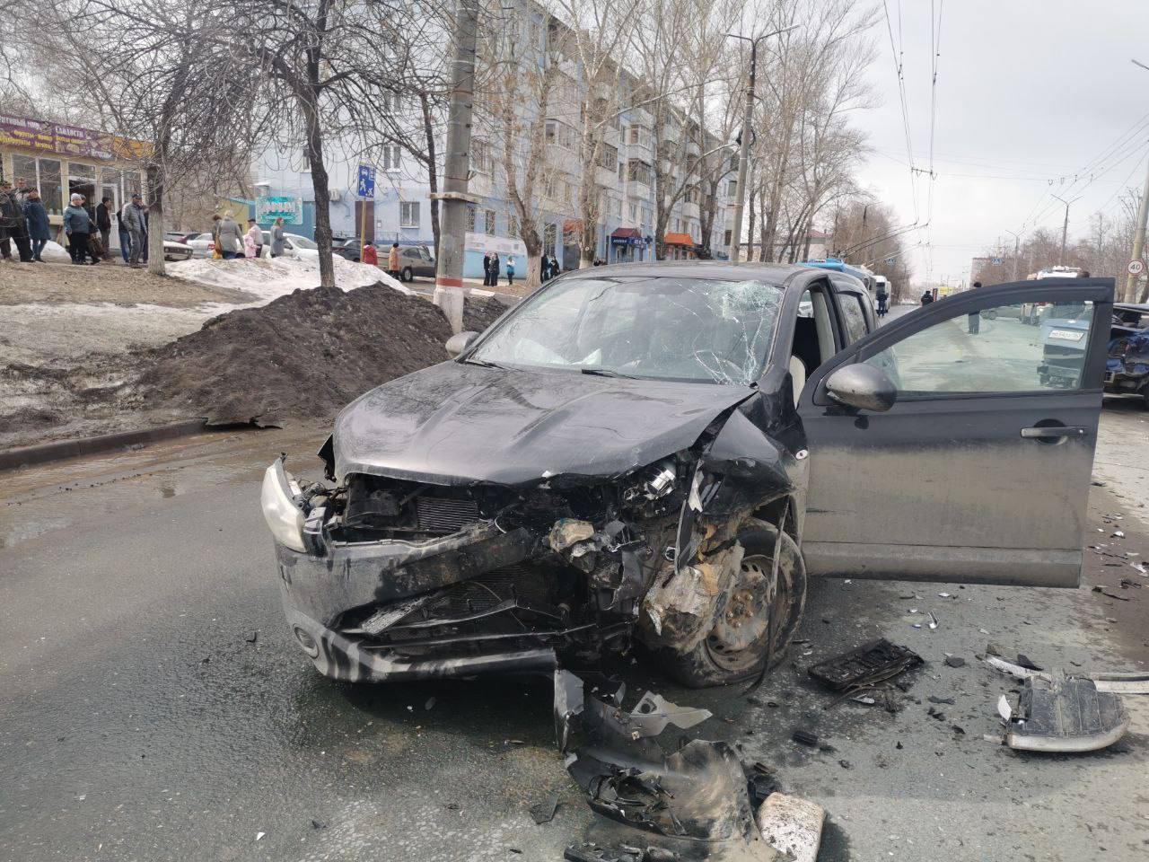 Массовое ДТП в Новокуйбышевске заблокировало проспект Победы | 02.04.2024 |  Самара - БезФормата